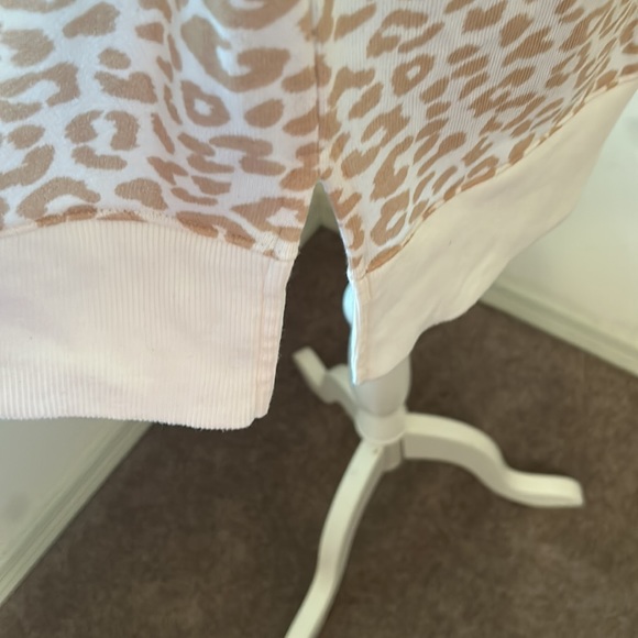 LIKE NEW! Time & Tru leopard print l/s sweatshirt size XL with side slits - Picture 7 of 8